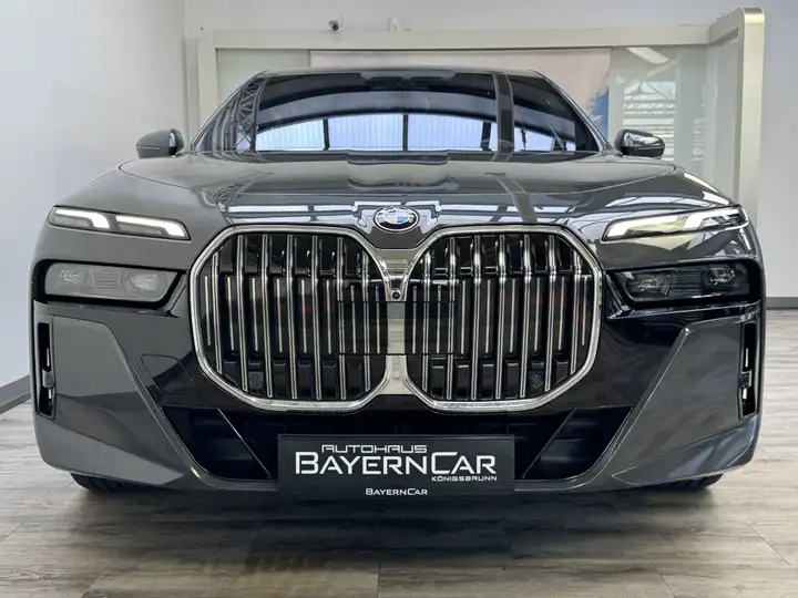 BMW 740 xDrive Front