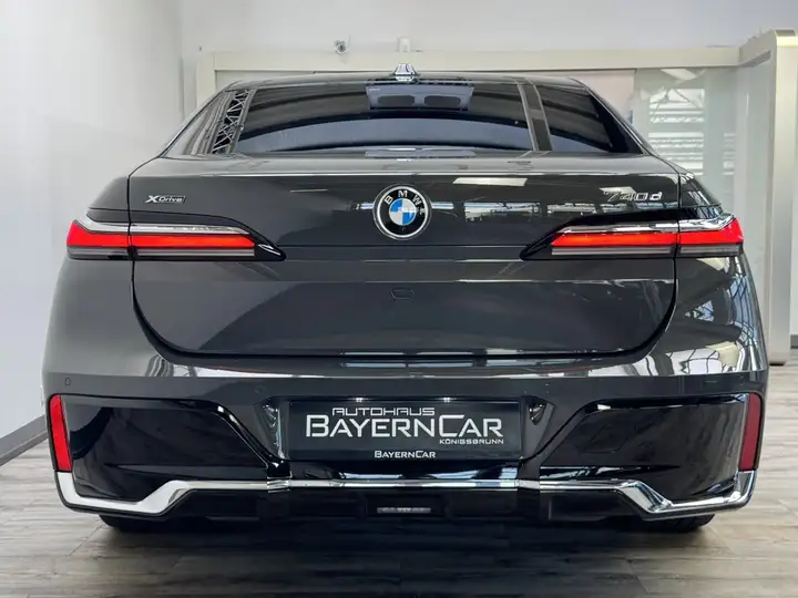 BMW 740 xDrive Side